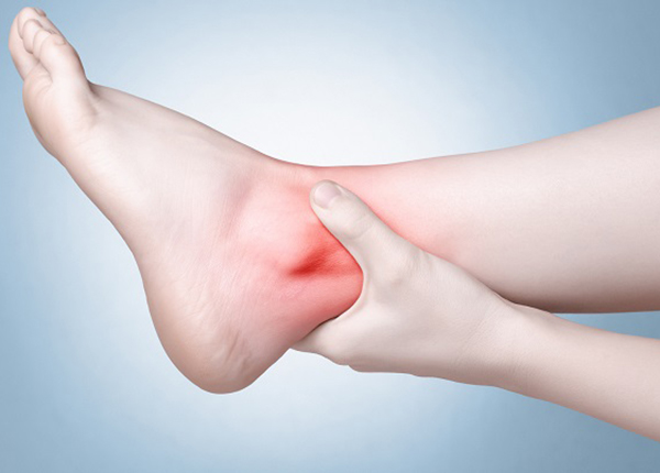 Thoái hóa khớp cổ chân ngày càng phổ biến hiện nay