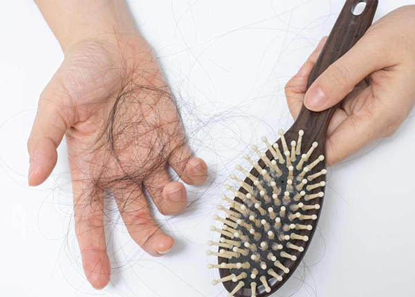 Triệu chứng rụng tóc có thể biểu hiện khác nhau tùy thuộc vào nguyên nhân