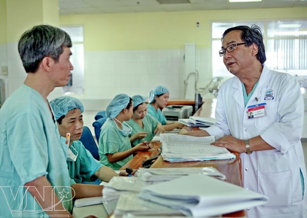 dr-bui-duc-phu-and-doctors-in-hue-central-hospital-photo-cong-dat-348496-9-2011po03913