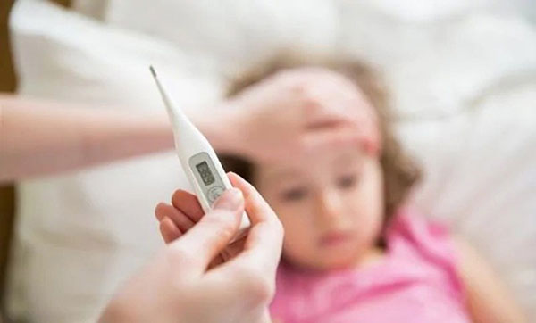 Cha mẹ cần tránh những sai lầm khi trẻ bị sốt virus