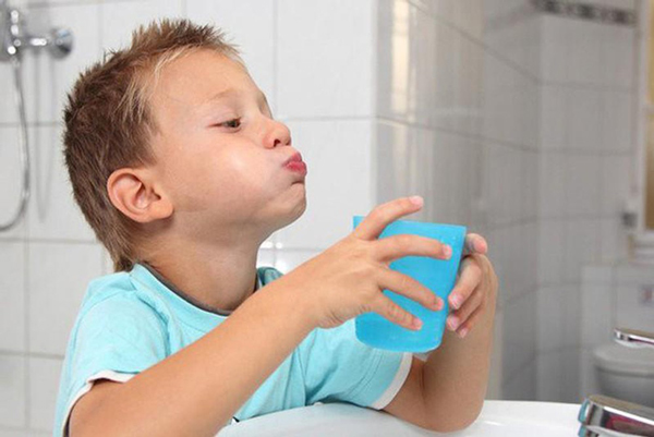 Trẻ trên 6 tuổi mới nên dùng nước súc miệng