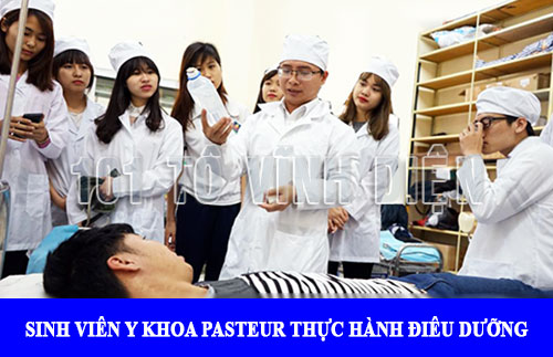 Sinh viên Y Khoa Pasteur thực hành điều dưỡng